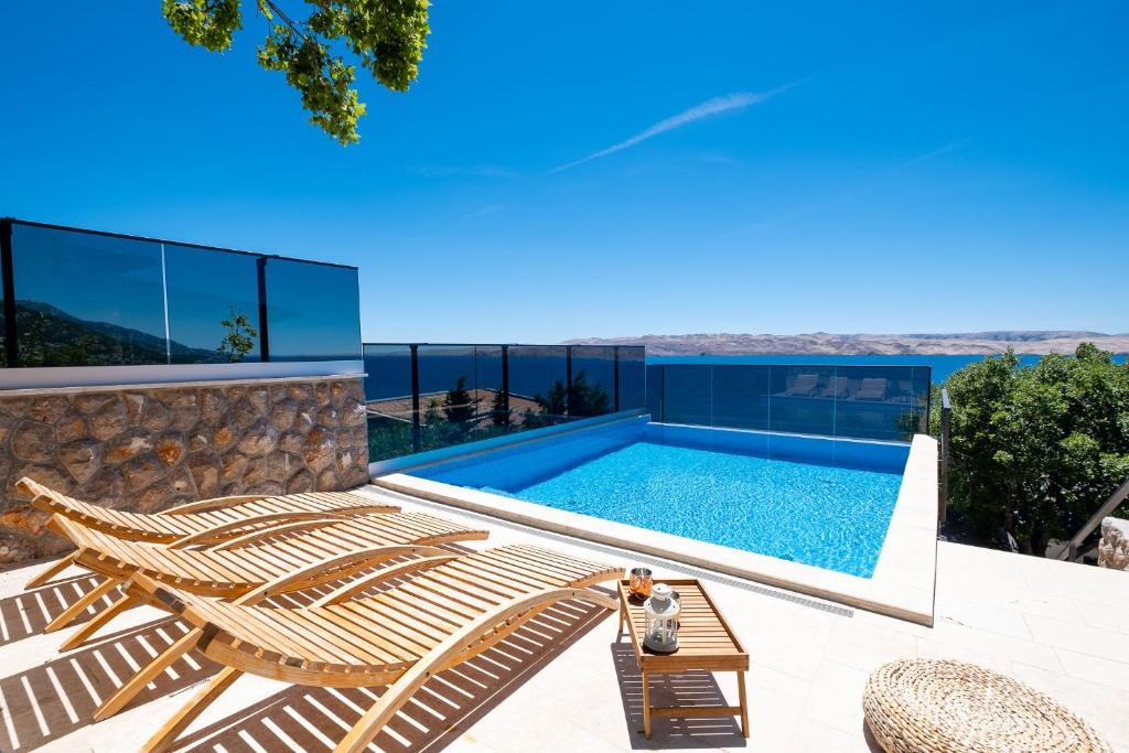 Bazén v ubytovaní Apartments Matea with Pool and sea view alebo v jeho blízkosti