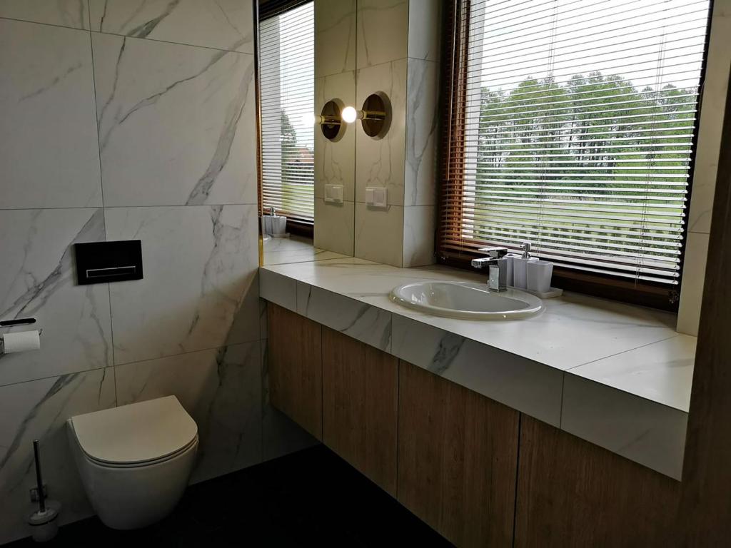 Kúpeľňa v ubytovaní APARTAMENTY SKORUPKI-Mazury Mikołajki