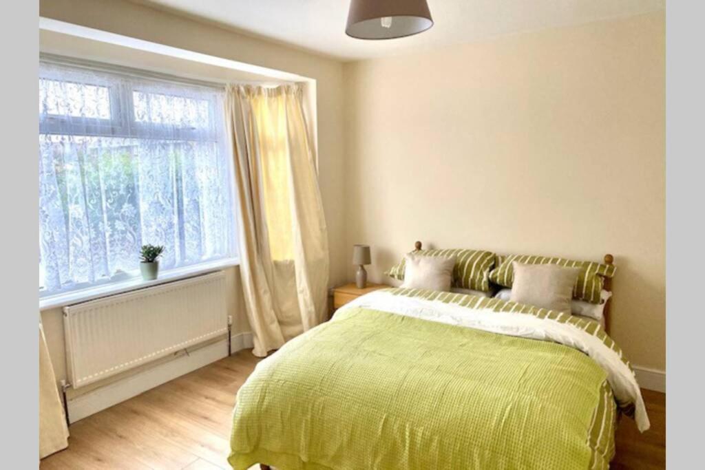 A bed or beds in a room at A beautiful modern home close to Central London