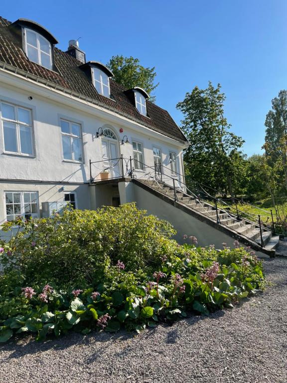 a house with a bunch of flowers in front of it at Rosenfors Herrgård B&B in Borgholm
