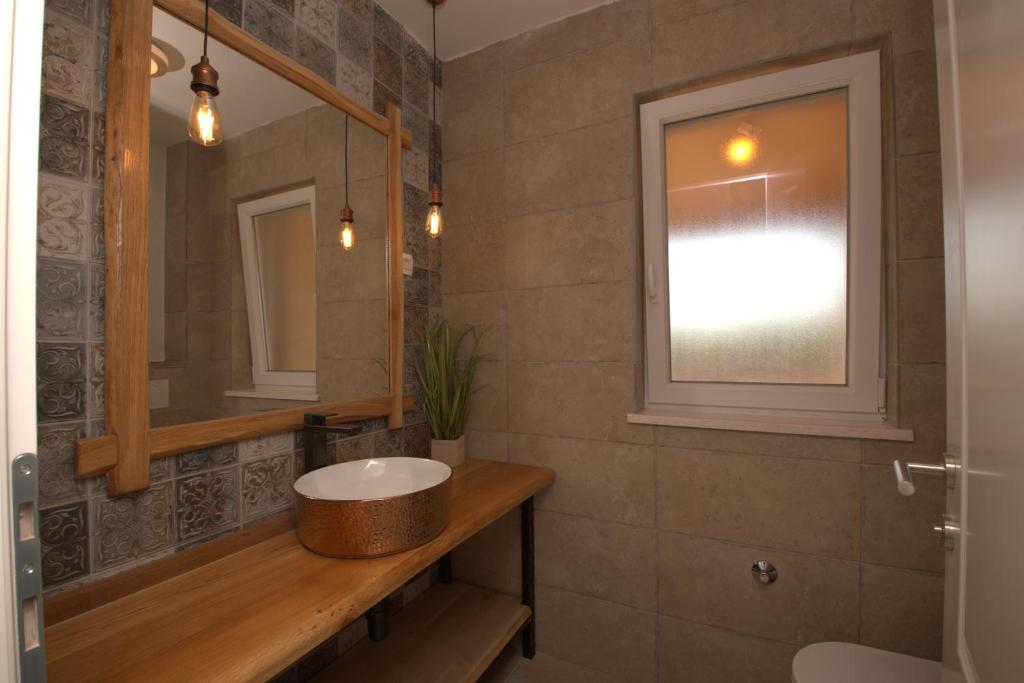 Łazienka w obiekcie Casa di Marko-NEW MODERN RUSTIC HOUSE with pool AND SPACIOUS GARDEN!
