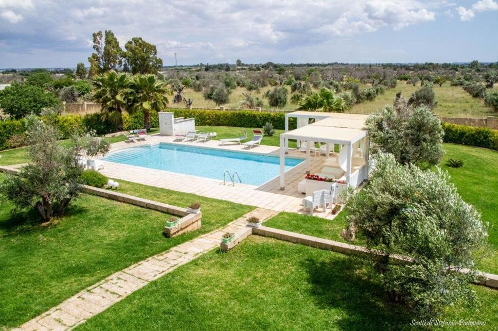 een luchtzicht op een villa met een zwembad bij B&B Li Fichi Alezio/Gallipoli in Alezio