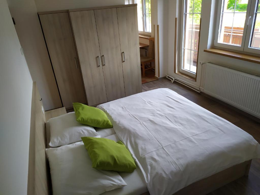 Łóżko lub łóżka w pokoju w obiekcie Apartmány Okoun