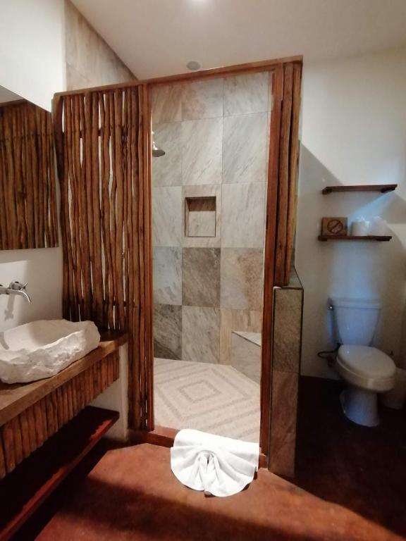 un bagno con doccia e WC di Casa Mech a Isola Holbox