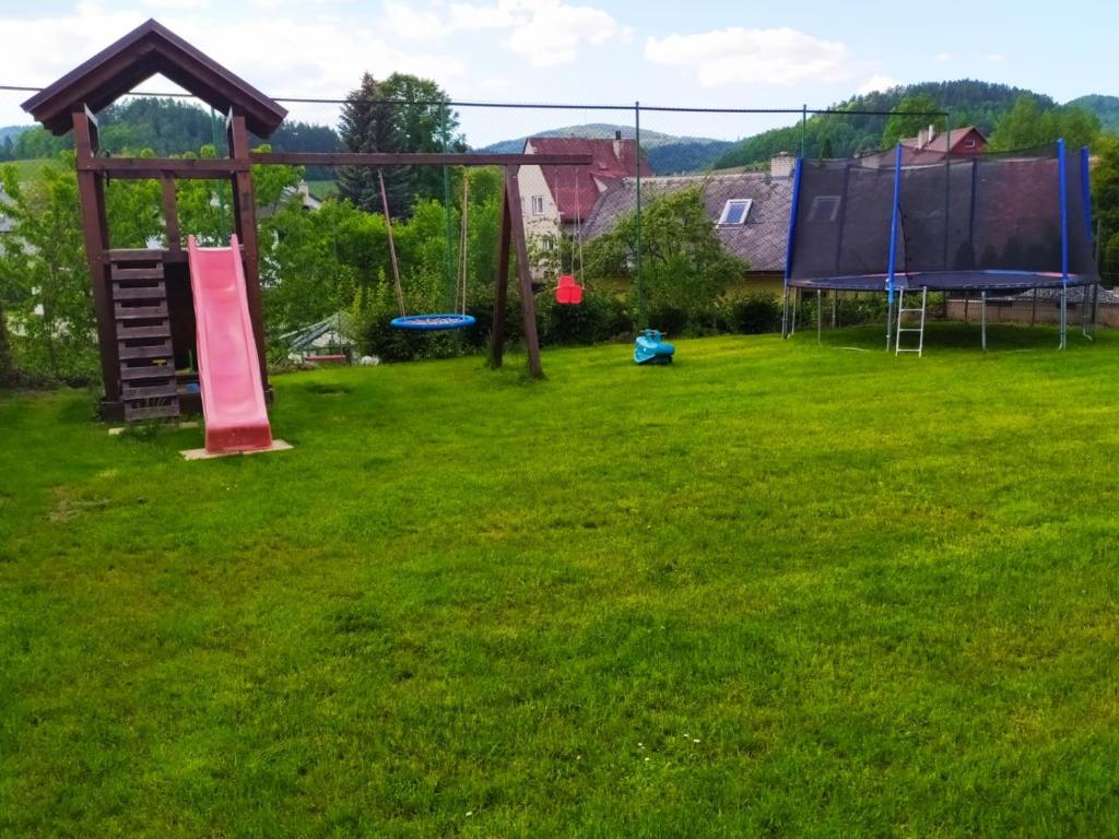 Plac zabaw dla dzieci w obiekcie Apartmány Okoun