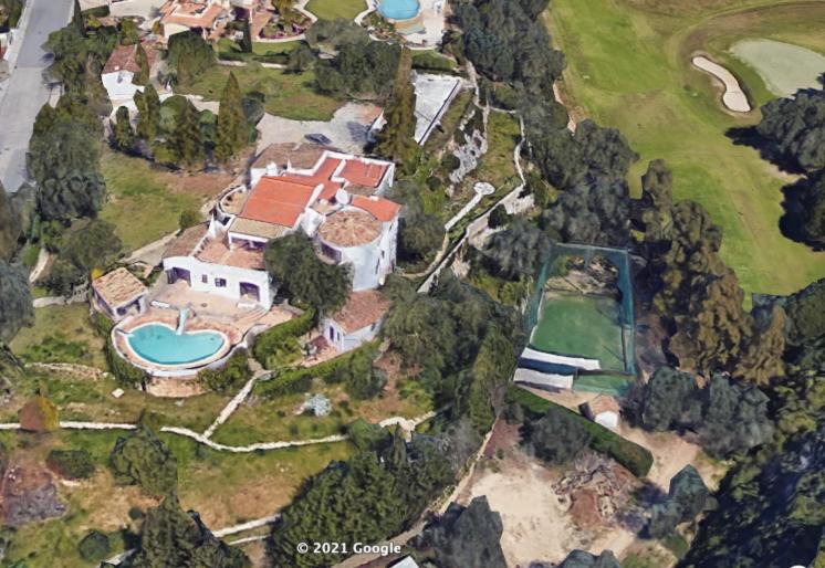 una vista aérea de una mansión con piscina en Casa do Milho, en Carvoeiro