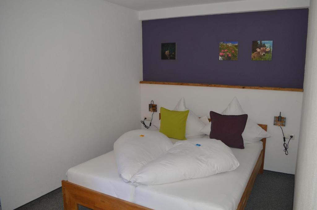 Postel nebo postele na pokoji v ubytování Grüner Hut - DEIN BERGHOTEL