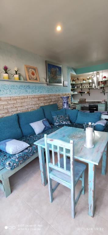 a living room with a blue couch and a table at Apartamento Belmonte 7 in Vera