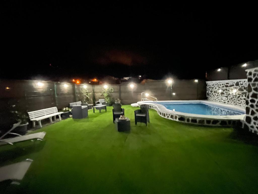 Bazén v ubytování Vistamar La Caleta nebo v jeho okolí