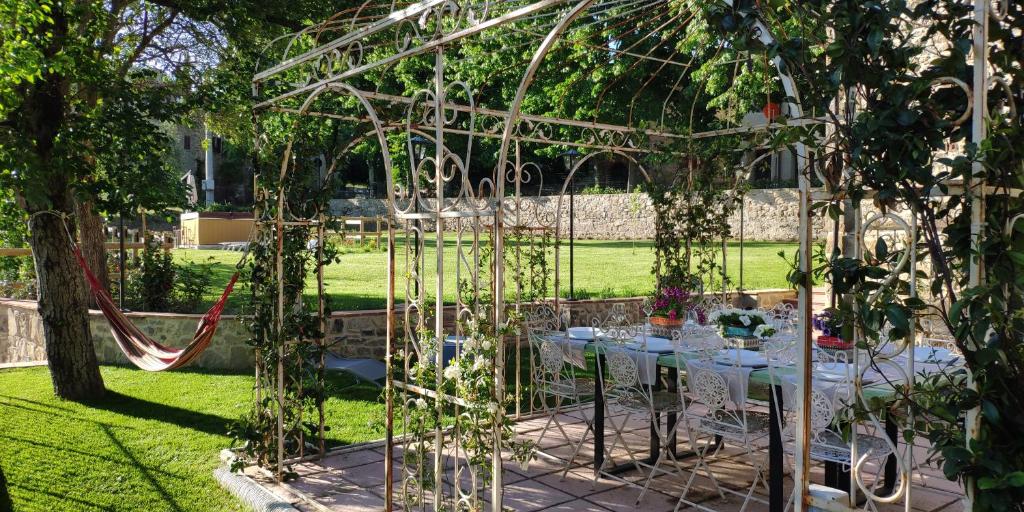 A garden outside Il Meriggeto