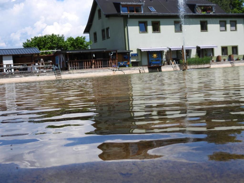Výhled na řeku, která protéká v blízkosti apartmánu