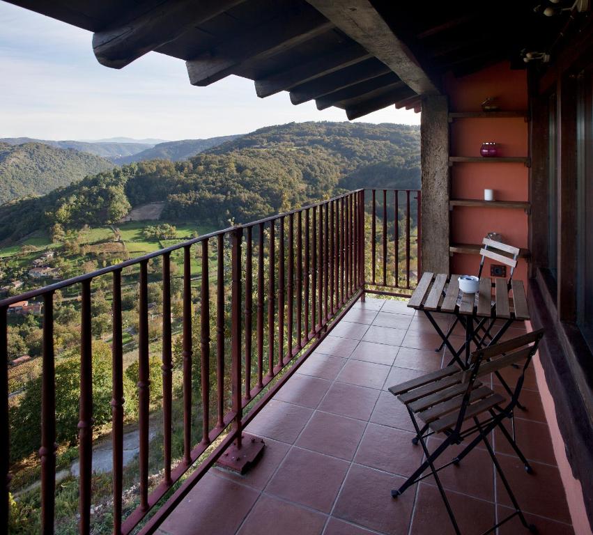 uma varanda com vista para as montanhas em Casa Vistaboa Ribeira Sacra em Chantada