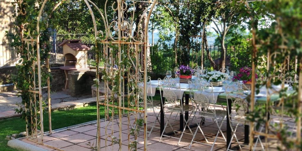 A garden outside Il Meriggeto