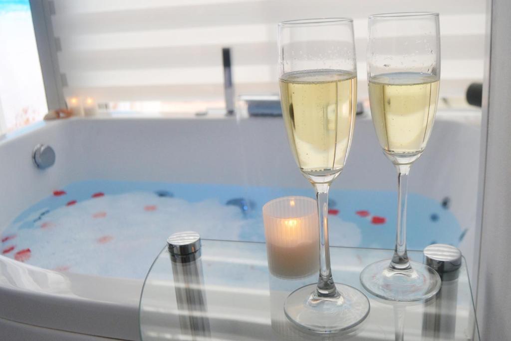 Bañera de hidromasaje con copas de cava y velas en Blue Horizon
