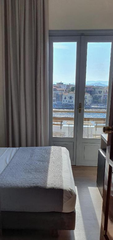 Postel nebo postele na pokoji v ubytování Amphitrite Hotel