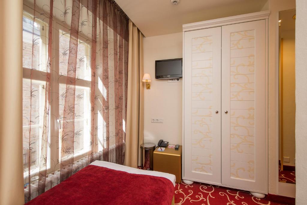 Meriton Old Town Garden Hotel - Small Single Room With Free Parking