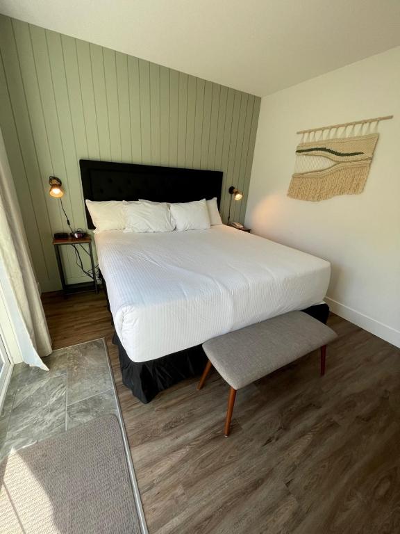 Postel nebo postele na pokoji v ubytování Waterton Glacier Suites