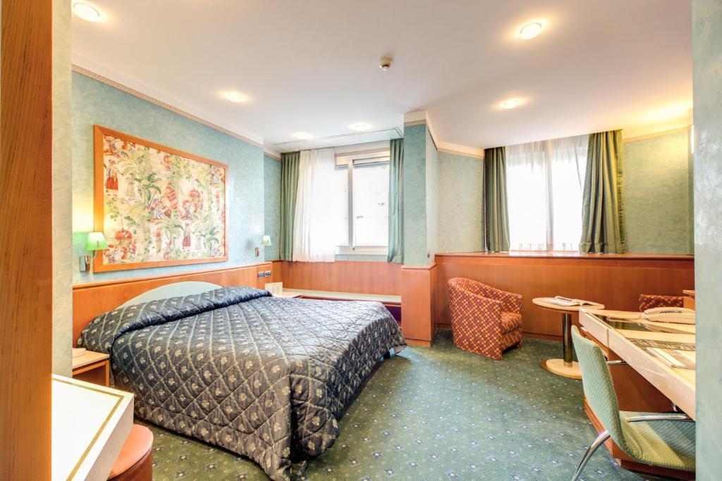 Postel nebo postele na pokoji v ubytování Brunelleschi Hotel