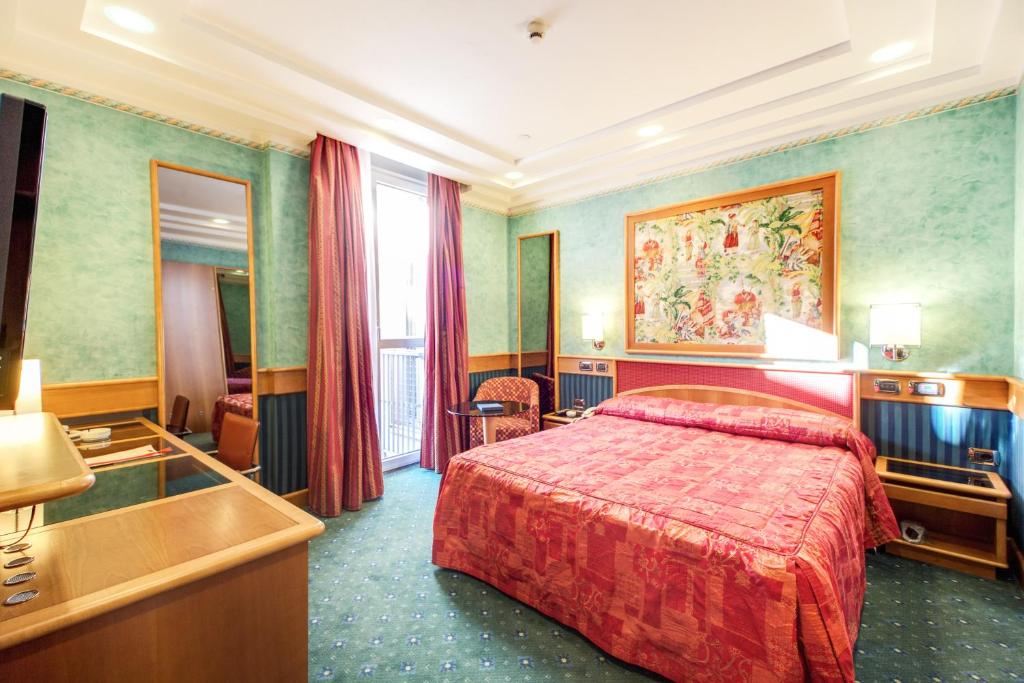Postel nebo postele na pokoji v ubytování Brunelleschi Hotel