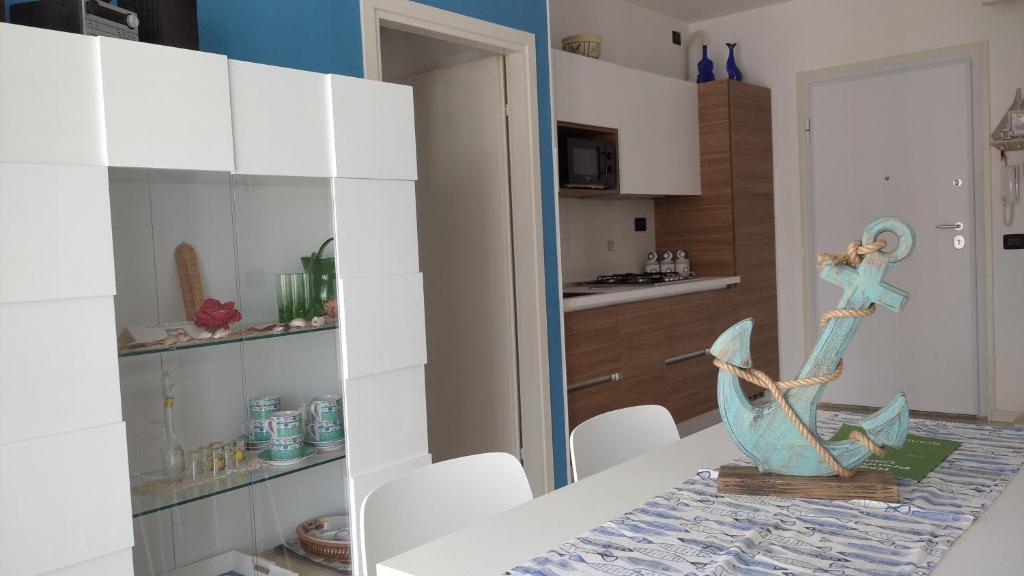 ein Zimmer mit einem Tisch mit einer Figur darauf in der Unterkunft Delle Rose apartment in Eraclea Mare