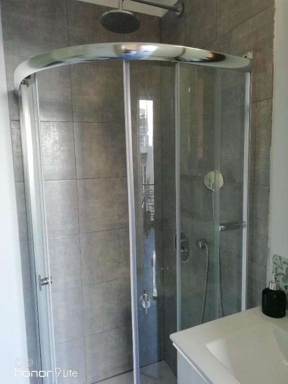 A bathroom at Myron Apartments