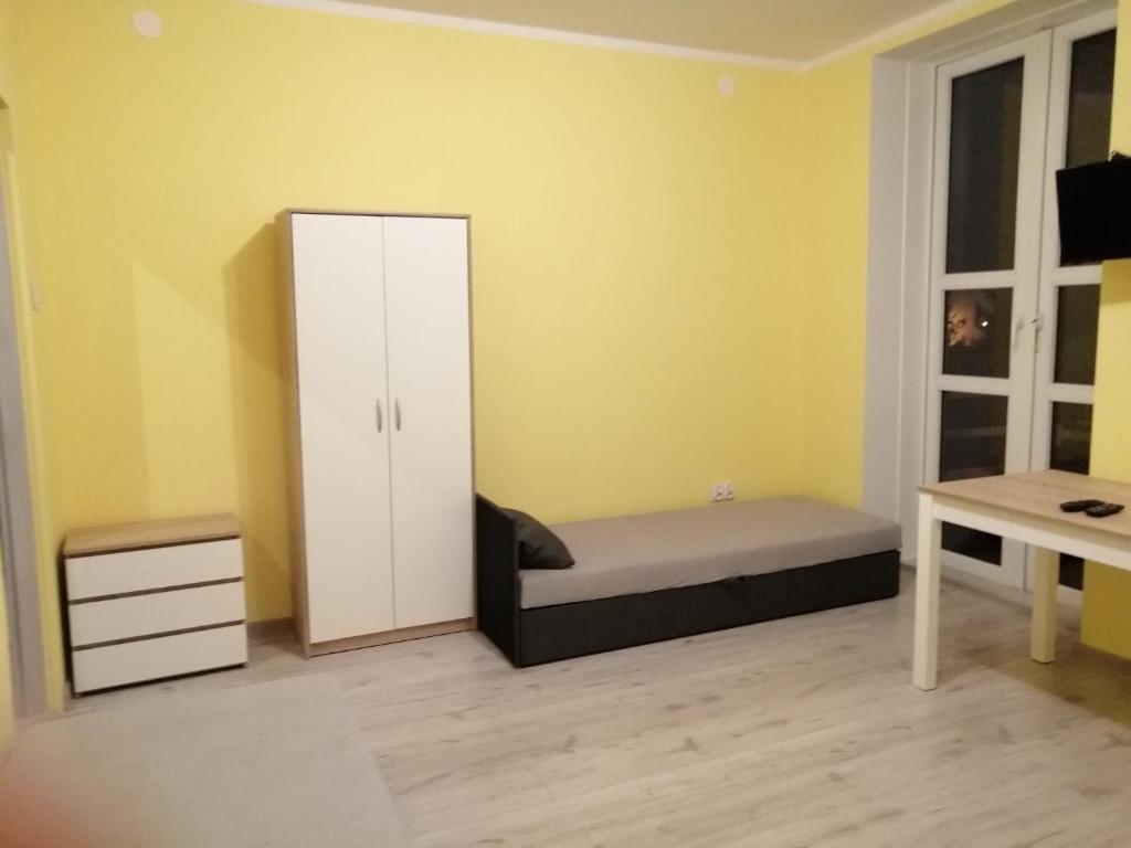 Apartament Stanisławskiego في لويزيتش: غرفة نوم مع سرير وخزانة ومكتب