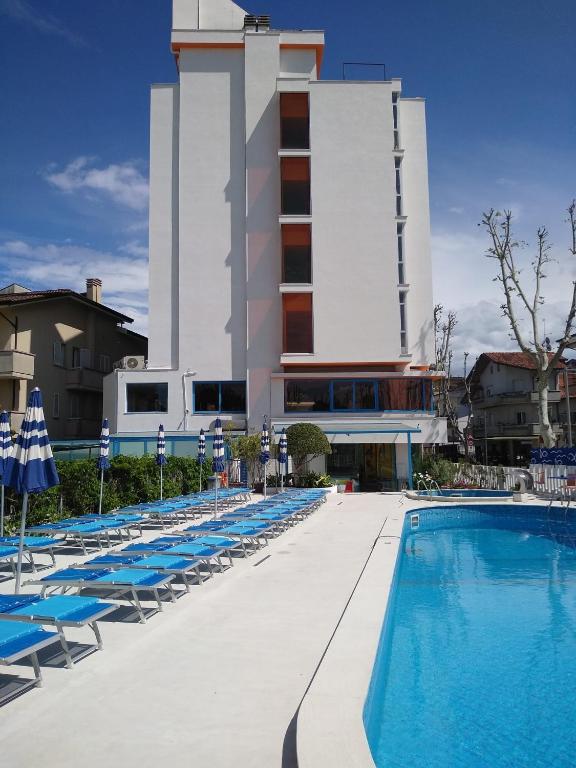 Bazén v ubytovaní Hotel Senior alebo v jeho blízkosti
