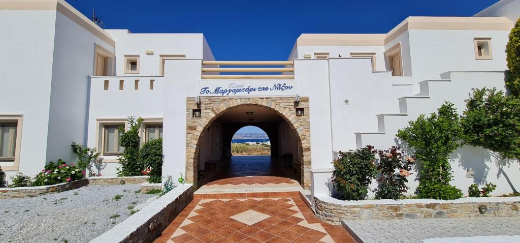 un túnel en un edificio blanco con una vía fluvial en Margaritari Hotel en Agia Anna Naxos