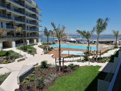 ein Apartmentkomplex mit einem Pool und einem Resort in der Unterkunft Quinta da trindade one river seixal in Seixal