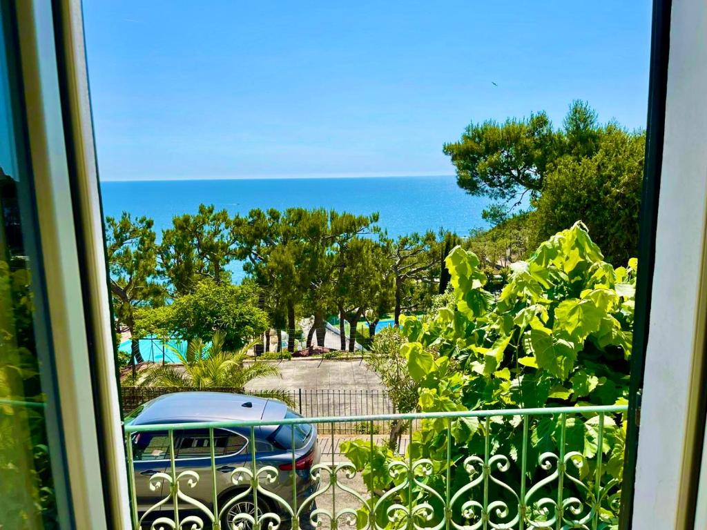 - un balcon avec vue sur une voiture et l'océan dans l'établissement N237 - Numana, trilocale a 100 metri dal centro, à Numana