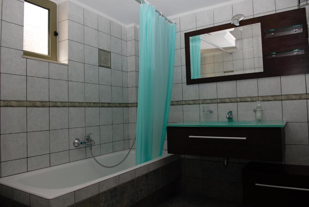 W łazience znajduje się prysznic, umywalka i lustro. w obiekcie Klelia Hotel w mieście Monemwasia