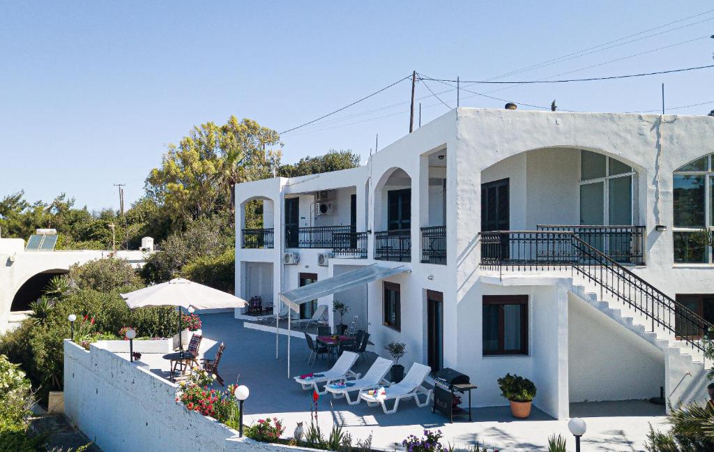 Bazén v ubytovaní Kalathas Sunset Villa alebo v jeho blízkosti