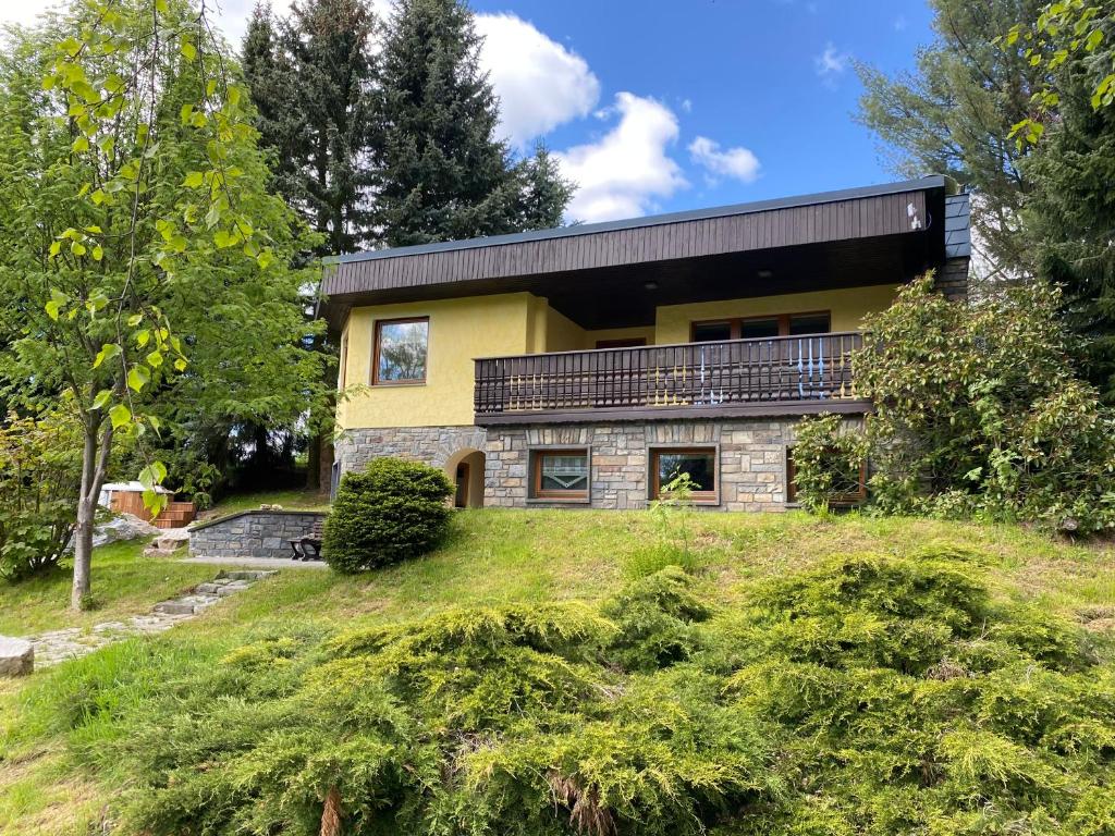 una casa in cima a una collina con alberi di Ferienhaus Mummelhaus a Sehmatal