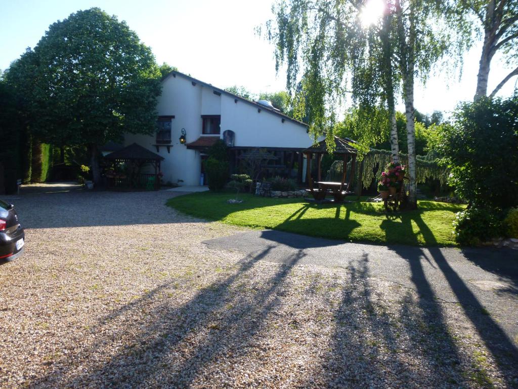 ein Schatten eines Baumes auf der Seite eines Hauses in der Unterkunft Hotel de la Bonnheure in Bracieux