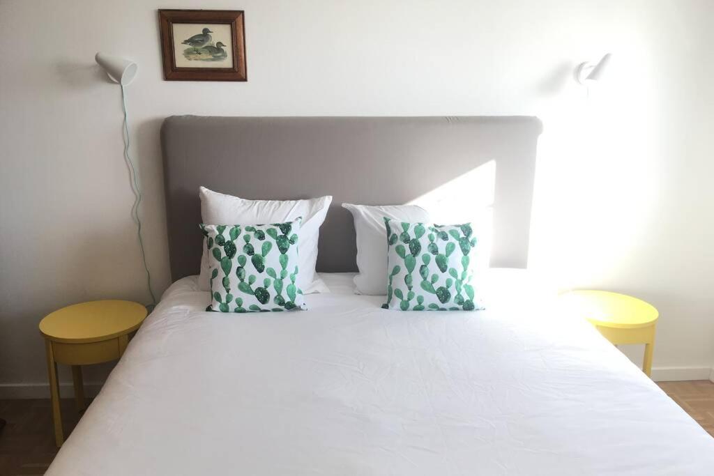 una camera con letto bianco e cuscini di Rosegaertchen a Lussemburgo