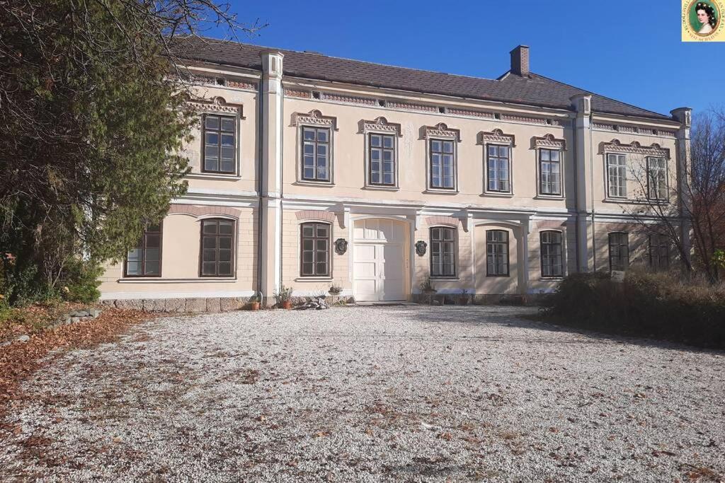 a large white house with a driveway in front of it at Sisi-Schloss Rudolfsvilla - Trio - 12 Gäste in Reichenau