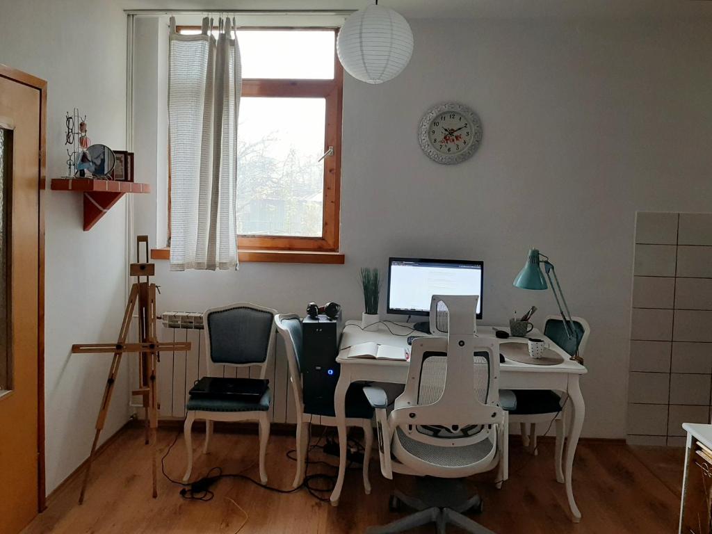 TV a/nebo společenská místnost v ubytování Lovely bright Apartment with Backyard-renovated!