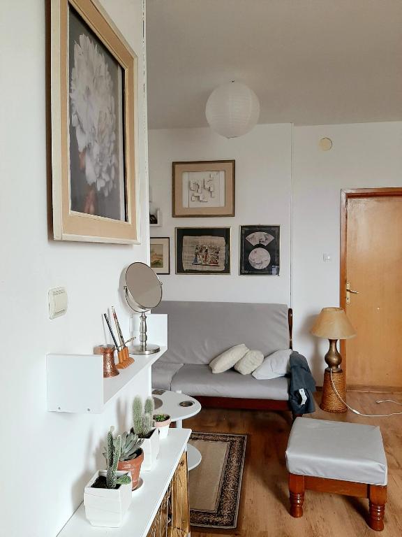 Posezení v ubytování Lovely bright Apartment with Backyard-renovated!