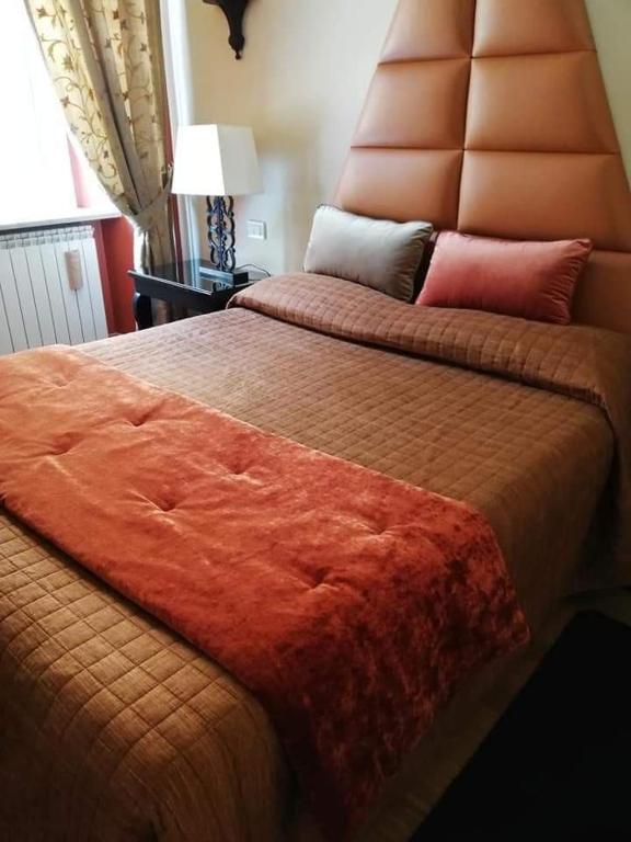 A bed or beds in a room at Rome in your heart - Spagna apartment