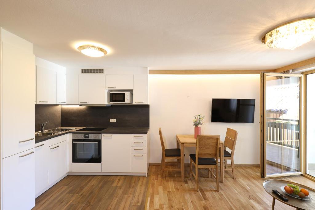 Kuchyň nebo kuchyňský kout v ubytování Hotel Garni Dorferwirt am Irrsee
