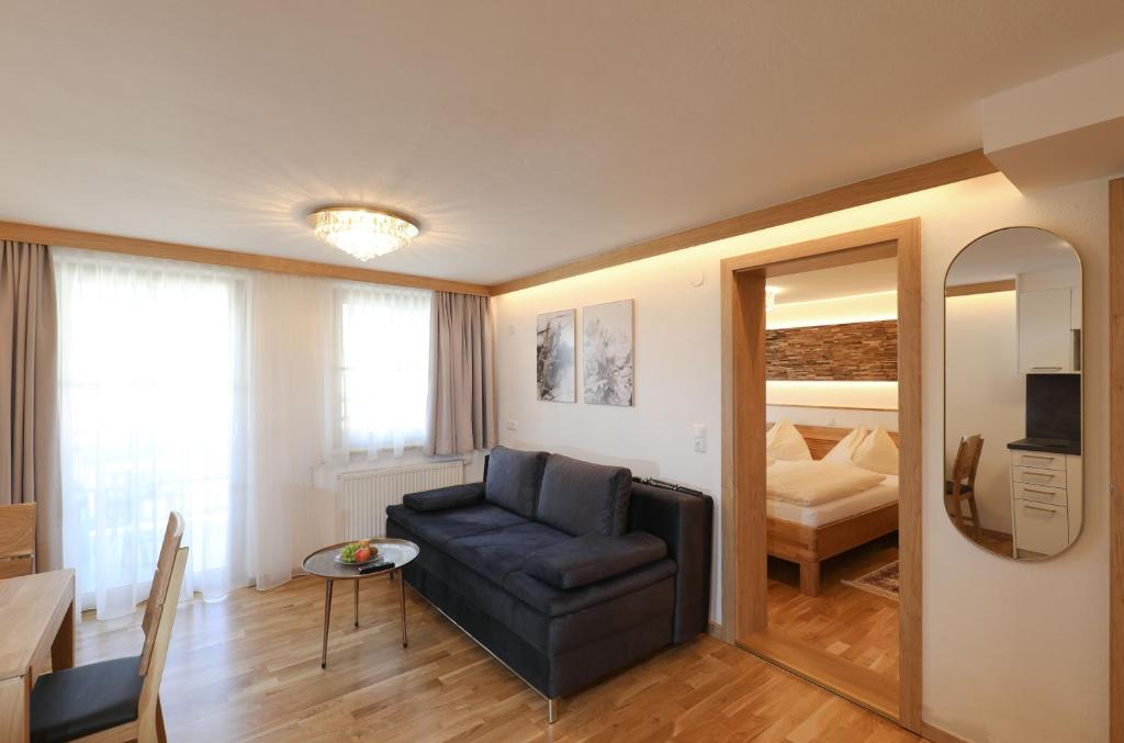 Postel nebo postele na pokoji v ubytování Hotel Garni Dorferwirt am Irrsee