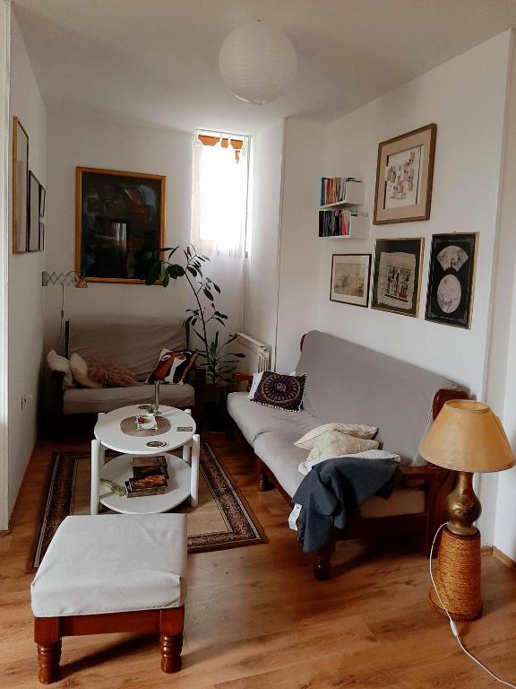 Posezení v ubytování Lovely bright Apartment with Backyard-renovated!