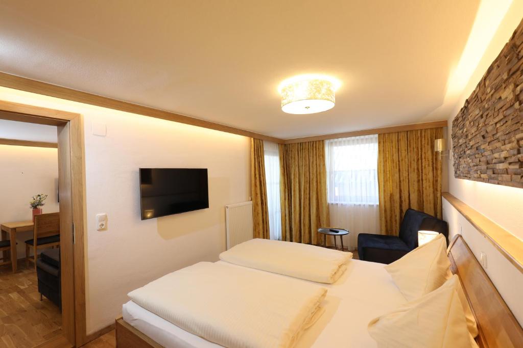 Postel nebo postele na pokoji v ubytování Hotel Garni Dorferwirt am Irrsee