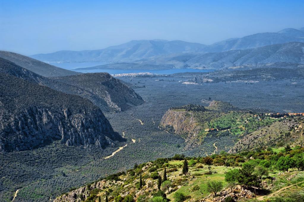 vista para um vale nas montanhas em Hermes Delphi Hotel em Delphi