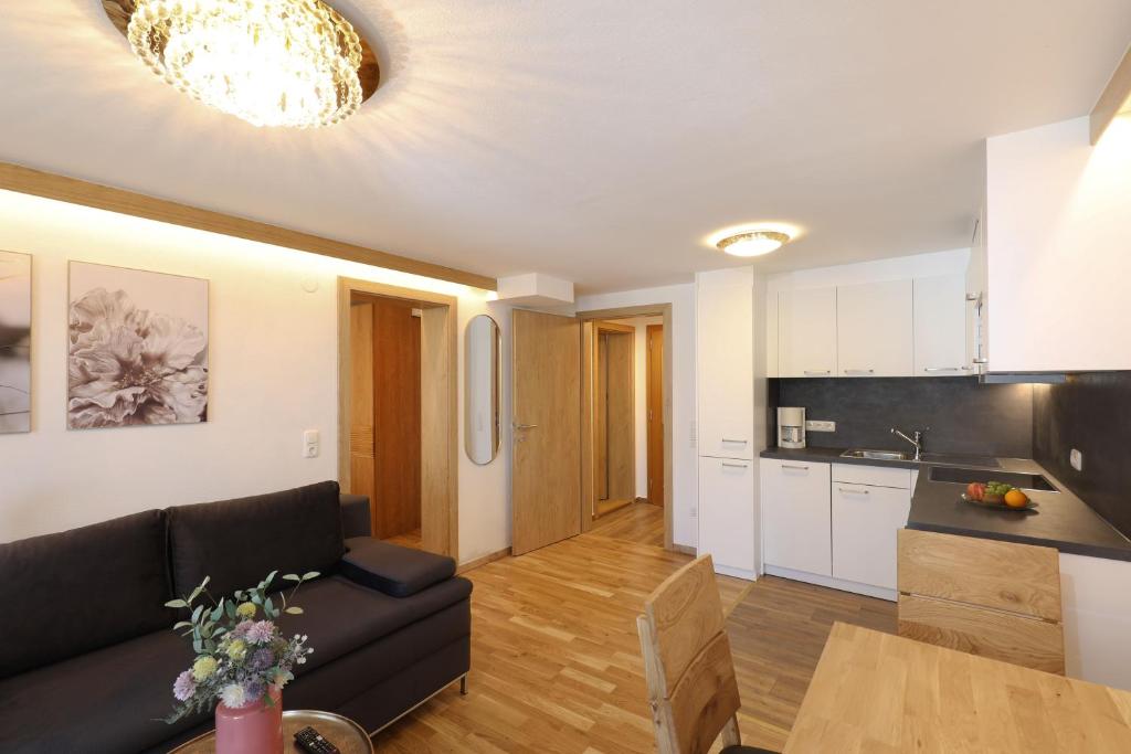 Kuchyň nebo kuchyňský kout v ubytování Hotel Garni Dorferwirt am Irrsee