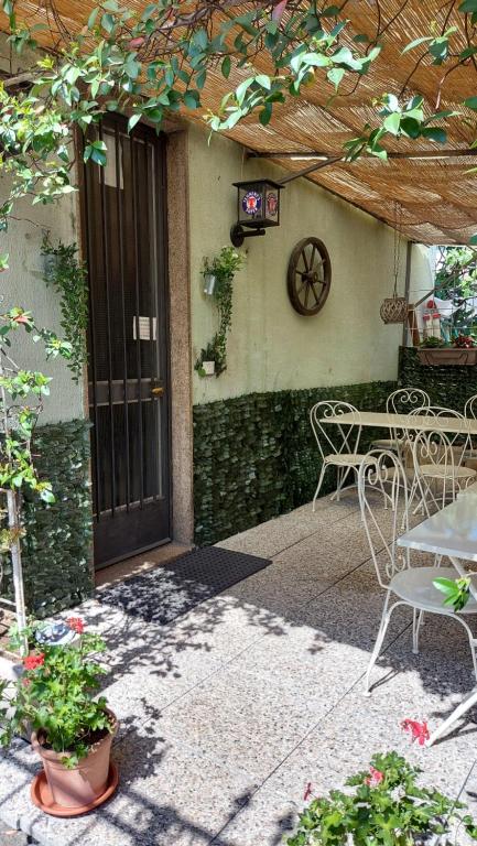 an open door to a patio with a table and chairs at Locanda La Tana Del Luppolo in Valmadrera