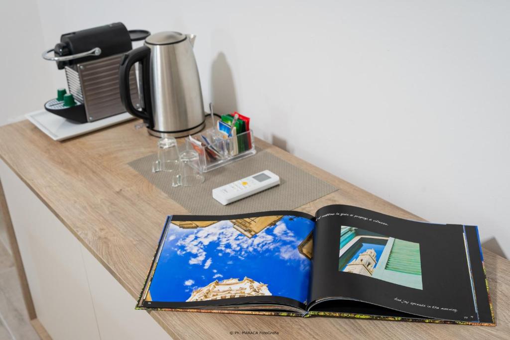 Príslušenstvo na prípravu kávy alebo čaju v ubytovaní Hotiday Room Collection - Lecce Gianmarti Suite