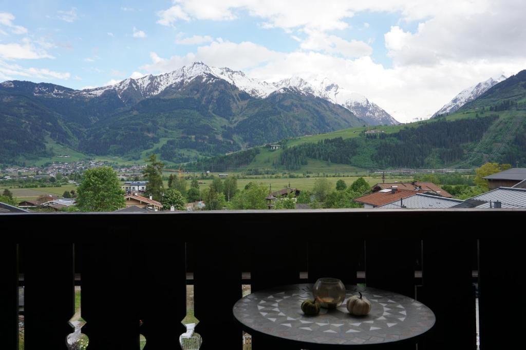 einen Tisch auf dem Balkon mit Bergblick in der Unterkunft Panorama-Apartment Fürth in Aufhausen