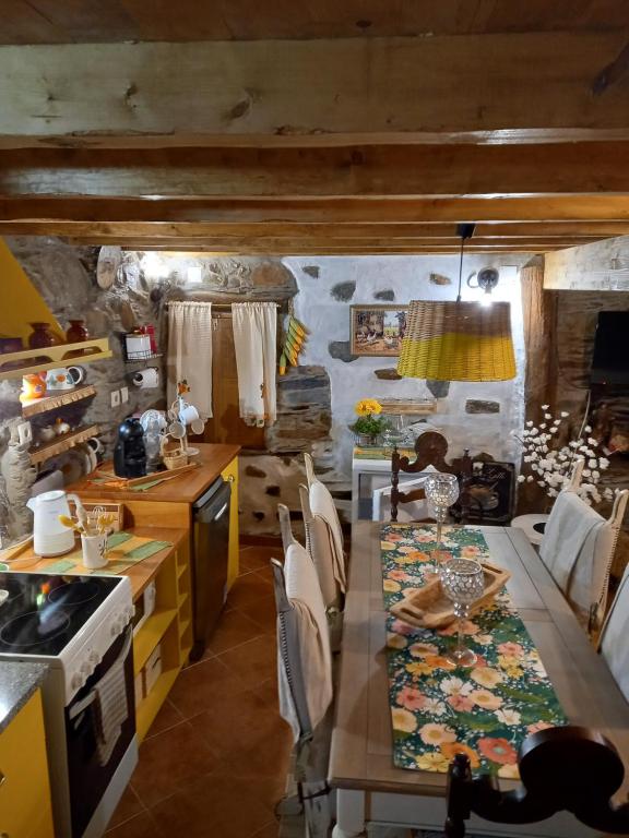 Kuchyň nebo kuchyňský kout v ubytování Talasnal Casas da Urze TER