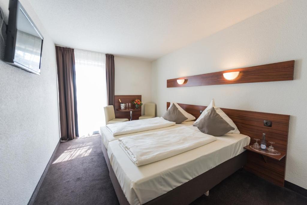 Postel nebo postele na pokoji v ubytování Hotel am Wall